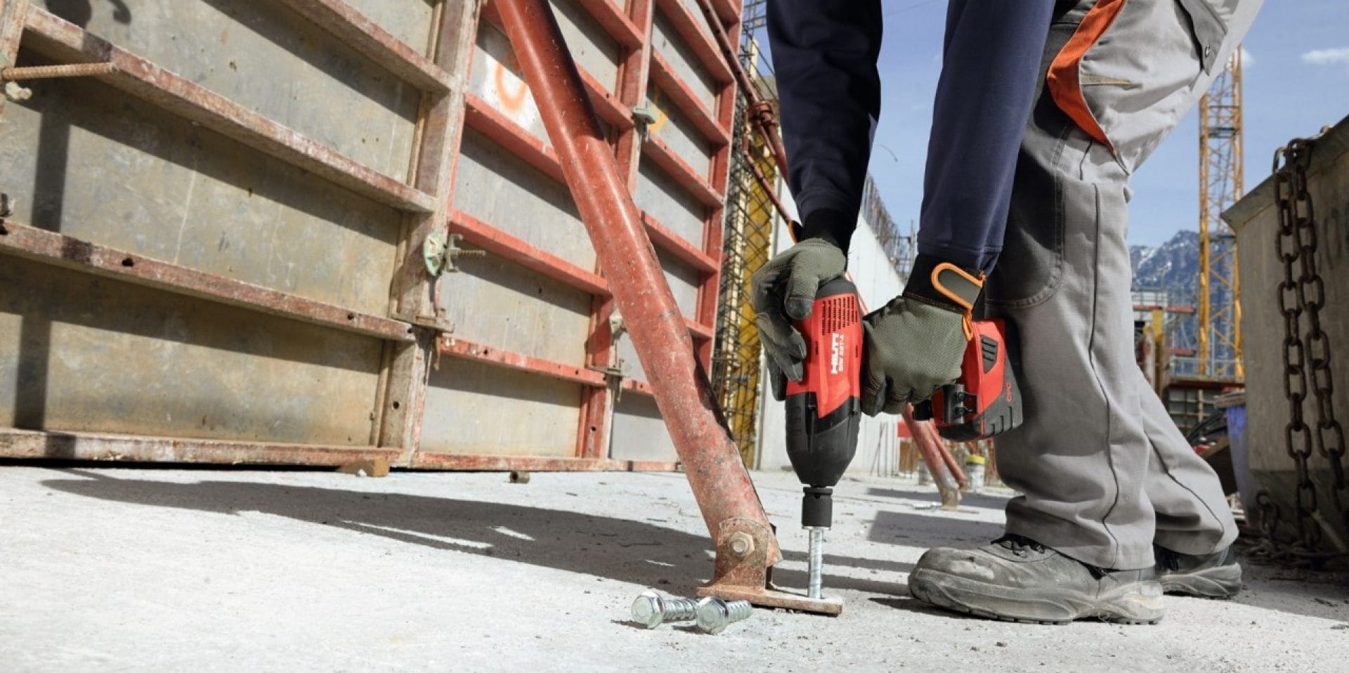 Formwork installation with HUS3 screw anchor