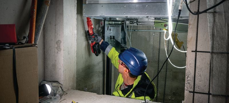Image 3 of 4: SIW 4R-22 3/8 Right-angle impact wrench Compact, cordless right-angled impact wrench for reaching tough to access applications Applications 1